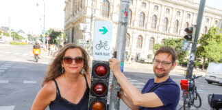 Stadträtin Ulli Sima und Radbeauftragter Martin Blum freuen sich über die neuen Grünpfeile. ©Stadt Wien/Christian Fürthner