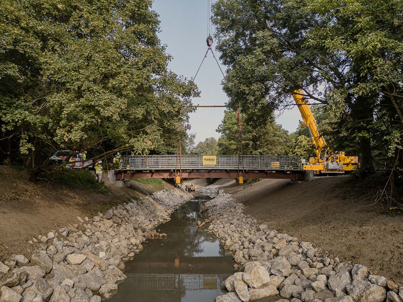Liesing: Eine Brücke macht sich auf den Weg