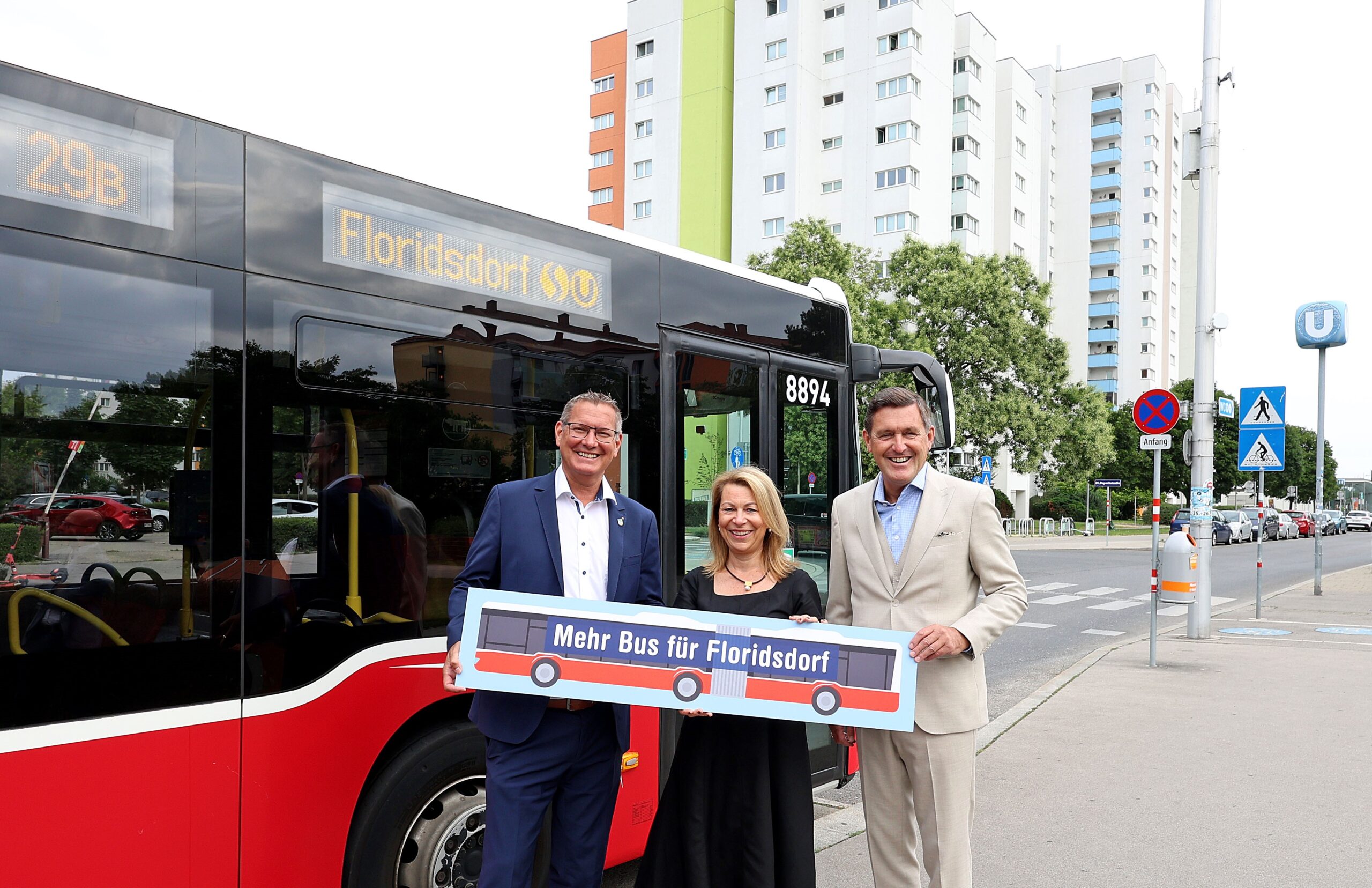 v.l.n.r.: Georg Papai, Bezirksvorsteher Floridsdorf, Alexandra Reinagl, Geschäftsführerin der Wiener Linien und Öffi-Stadtrat Peter Hanke