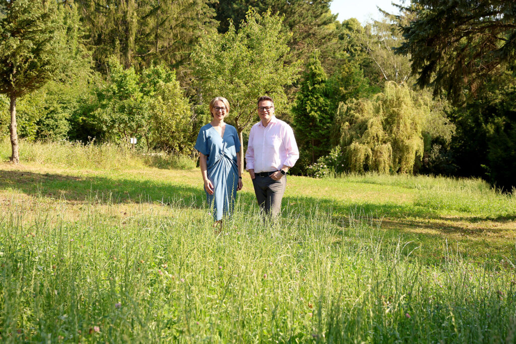 Bezirksvorsteherin Michaela Schüchner und Klimastadtrat Jürgen Czernohorszky beim Besuch der Steinhofgründe (© Stadt Wien/Martin Votava).