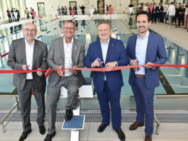 Hubert Teubenbacher (Abteilungsleiter MA 44 ), Bezirksvorsteher Georg Papai, Bürgermeister Michael Ludwig und Vizebürgermeister Christoph Wiederkehr präsentierten die neue Schwimmhalle. ©Christian Jobst/ Stadt Wien