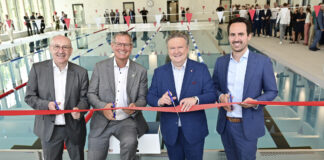 Hubert Teubenbacher (Abteilungsleiter MA 44 ), Bezirksvorsteher Georg Papai, Bürgermeister Michael Ludwig und Vizebürgermeister Christoph Wiederkehr präsentierten die neue Schwimmhalle. ©Christian Jobst/ Stadt Wien