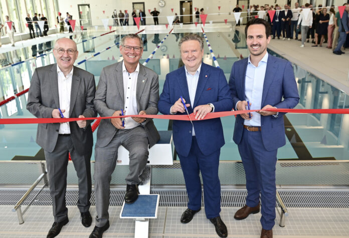 Hubert Teubenbacher (Abteilungsleiter MA 44 ), Bezirksvorsteher Georg Papai, Bürgermeister Michael Ludwig und Vizebürgermeister Christoph Wiederkehr präsentierten die neue Schwimmhalle. ©Christian Jobst/ Stadt Wien