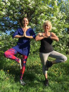 Martha Novy (l.) hat für „Yoga im Obstgarten" in Regina Jakubeks Garten (r.) einen himmlischen Ort für Yoga-Sessions gefunden. © Chakrayoga.at