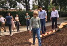 Der neue Motorik-Park wurde von den Schülern Lorin und Reto gemeinsam mit Vizebürgermeister Wiederkehr und Stadtrat Czernohorszky getestet ©Krause