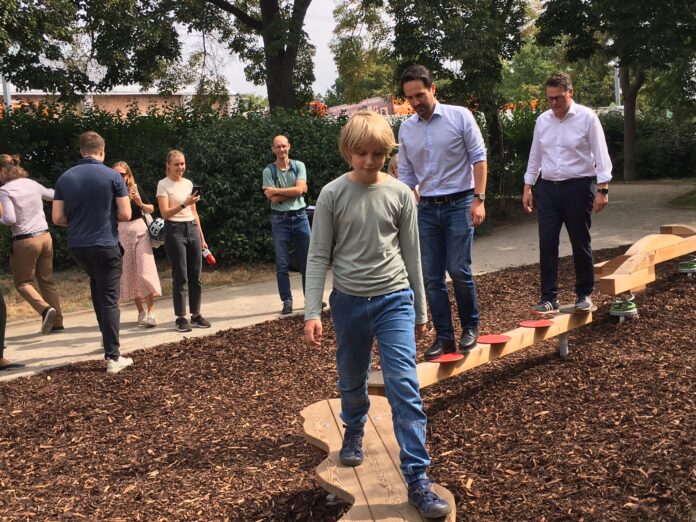 Der neue Motorik-Park wurde von den Schülern Lorin und Reto gemeinsam mit Vizebürgermeister Wiederkehr und Stadtrat Czernohorszky getestet ©Krause