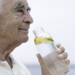 Senior-trinken_iStock-1423347876