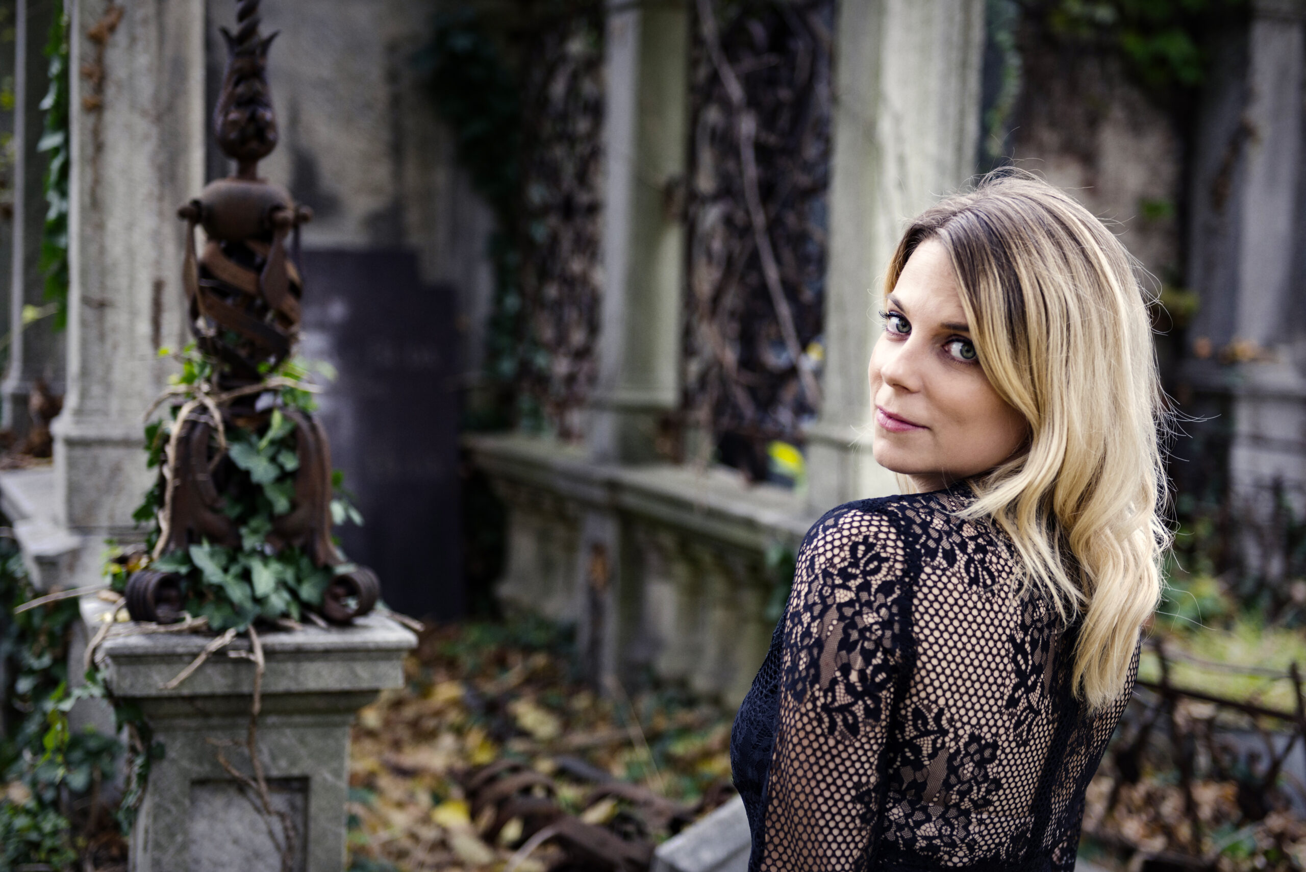 Kabarett-Tipp: Lisa Schmid sucht ein Ehrengrab