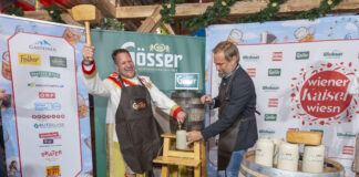 Bieranstich bei der Programmvorstellung der Wiener Kaiser Wiesn 2024