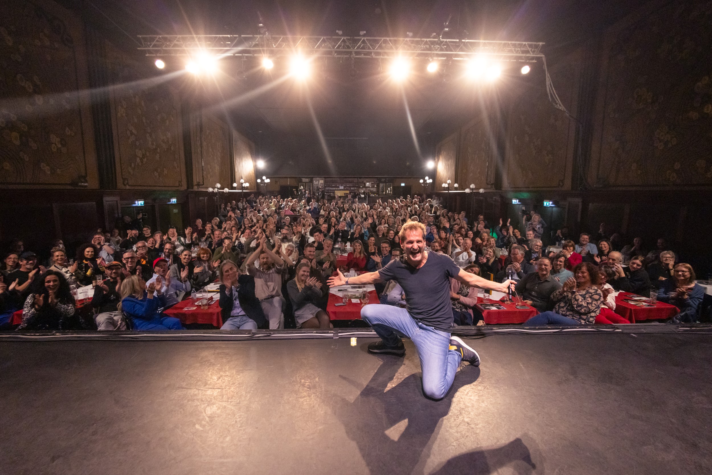 „Nie mehr Schule“: Andreas Ferner begeistert mit Kabarett