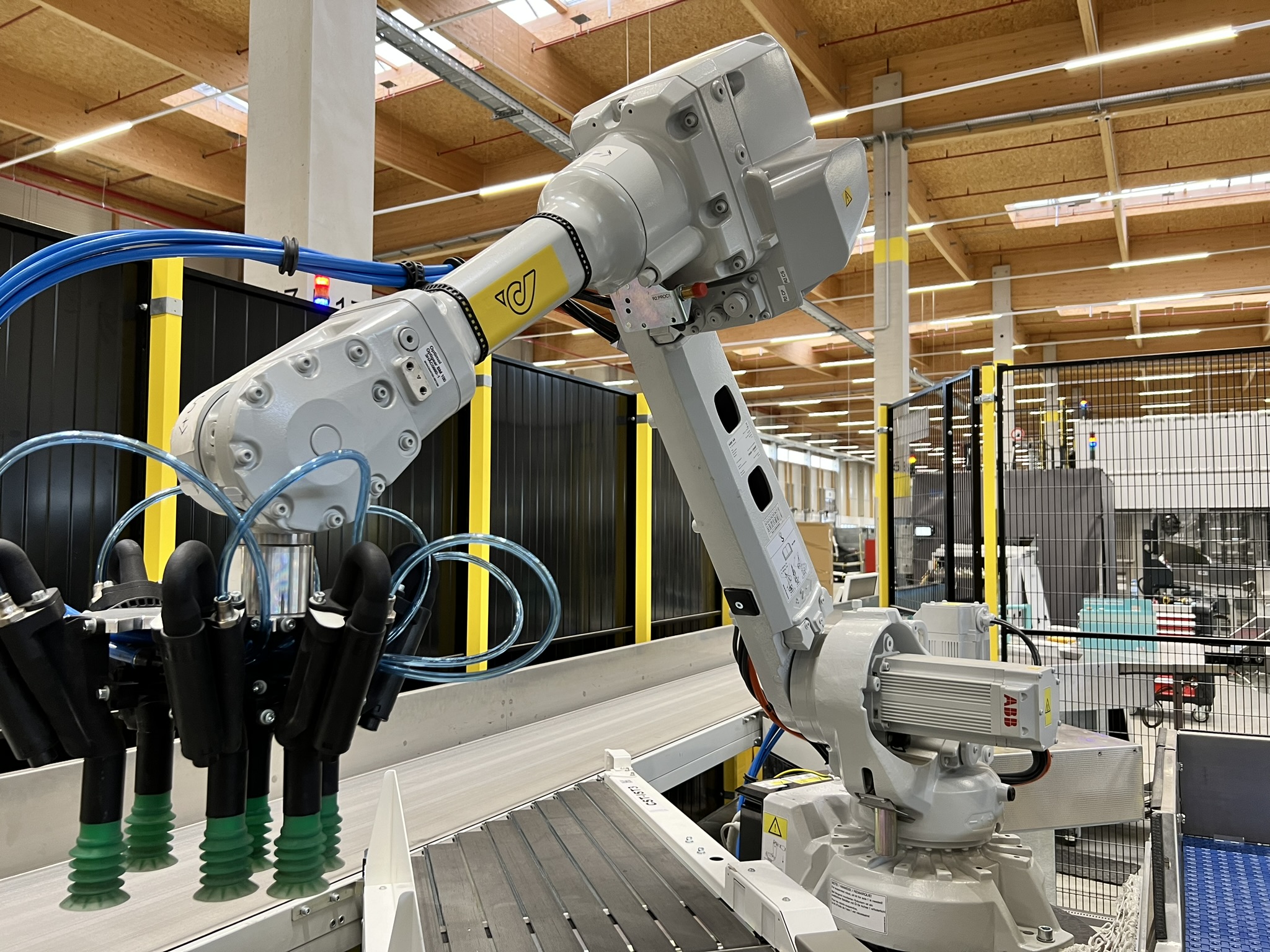 Roboter Robin greift dem Christkind unter die Arme