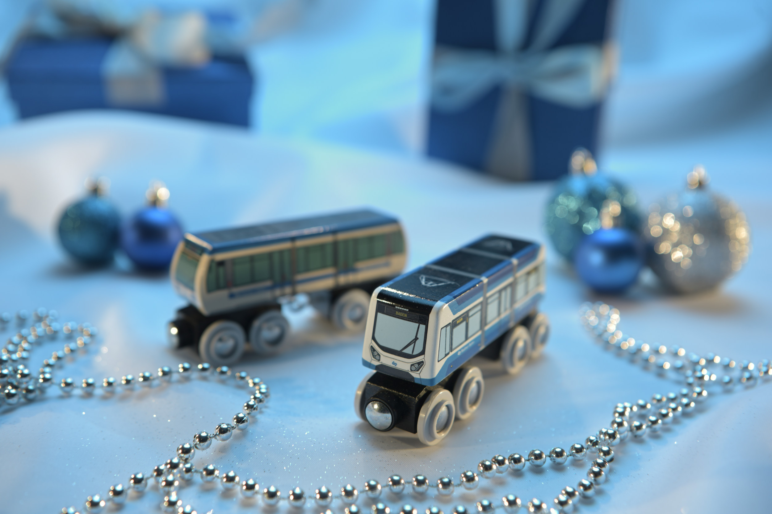 Für Zugfans: Badner Bahn unter dem Weihnachtsbaum