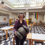 ©VHS | Monika Wintersberger-Montorio (FSW Obdach) freut sich über neue Schlafsäcke für ihre Einrichtung.