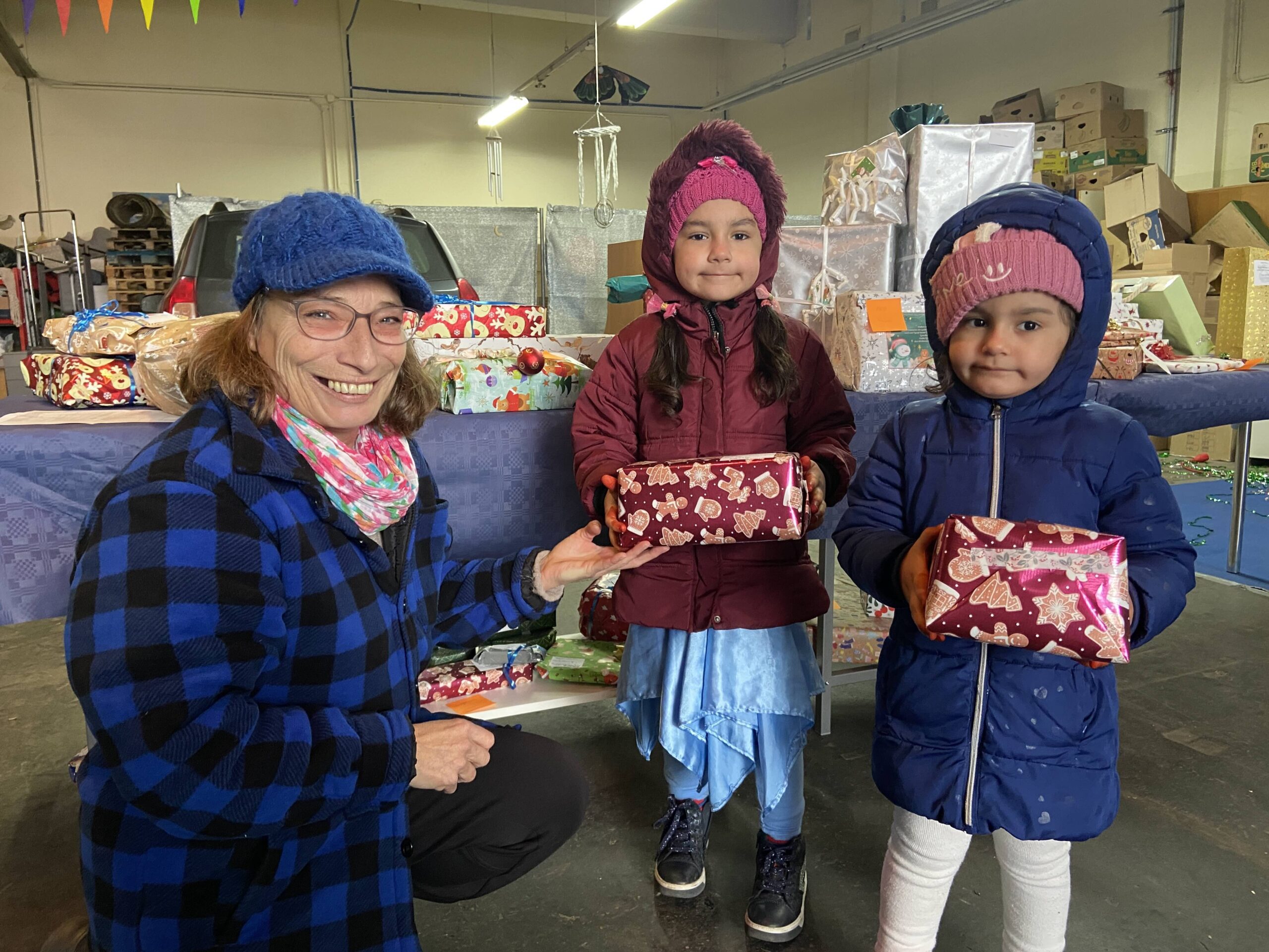 Weihnachtsengel: an die 130 Päckchen für Kinder in Not