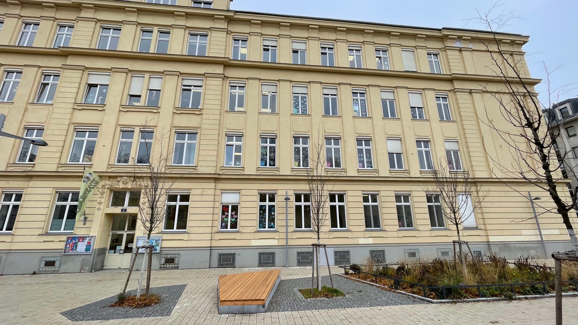 Penzing: Die Schulfenster als Adventkalender