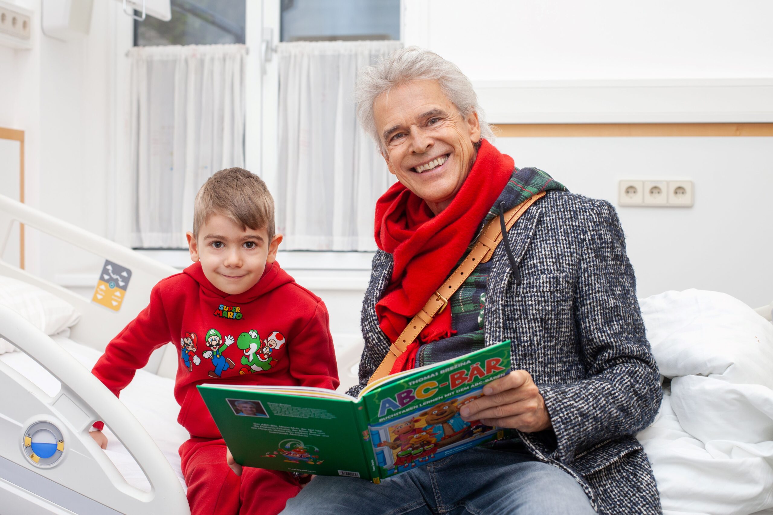 Ein Geschenk: Thomas Brezina lässt Kinderaugen strahlen