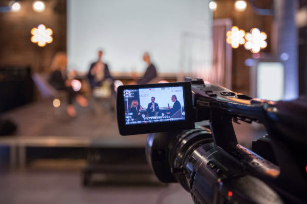 Pflege neu denken: ‚sprich.Clartext‘ bringt Tabus auf die Bühne