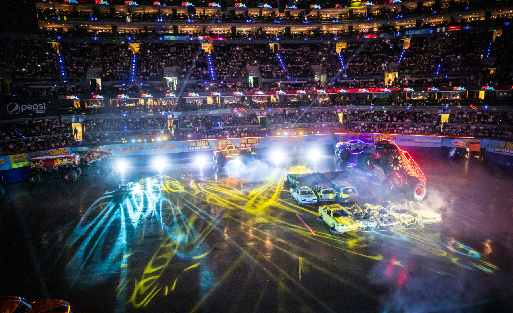 Feurige Action: Monster-Trucks in der Stadthalle