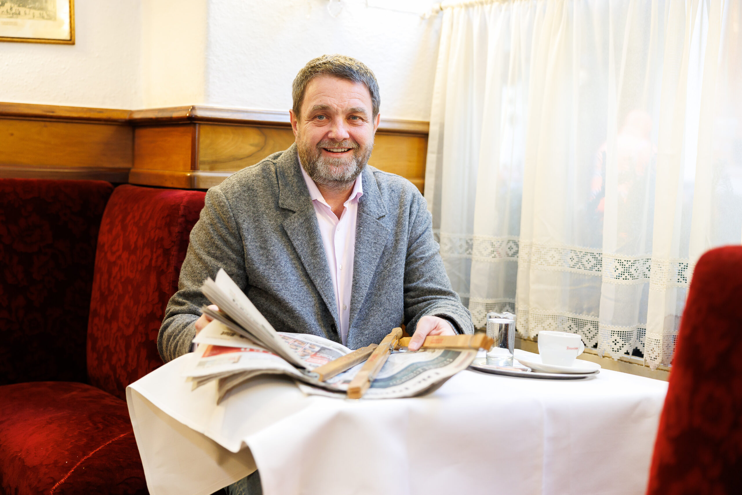 Zeitungswoche in den Cafés: Melange, Gedrucktes und Zeit