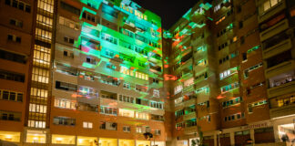 Am 4. April verwandelt sich der Gemeindebau Thürnlhofstraße bei „Anima“ in ein Kunstwerk aus Licht, Musik und Tanz. © Christian Dusek