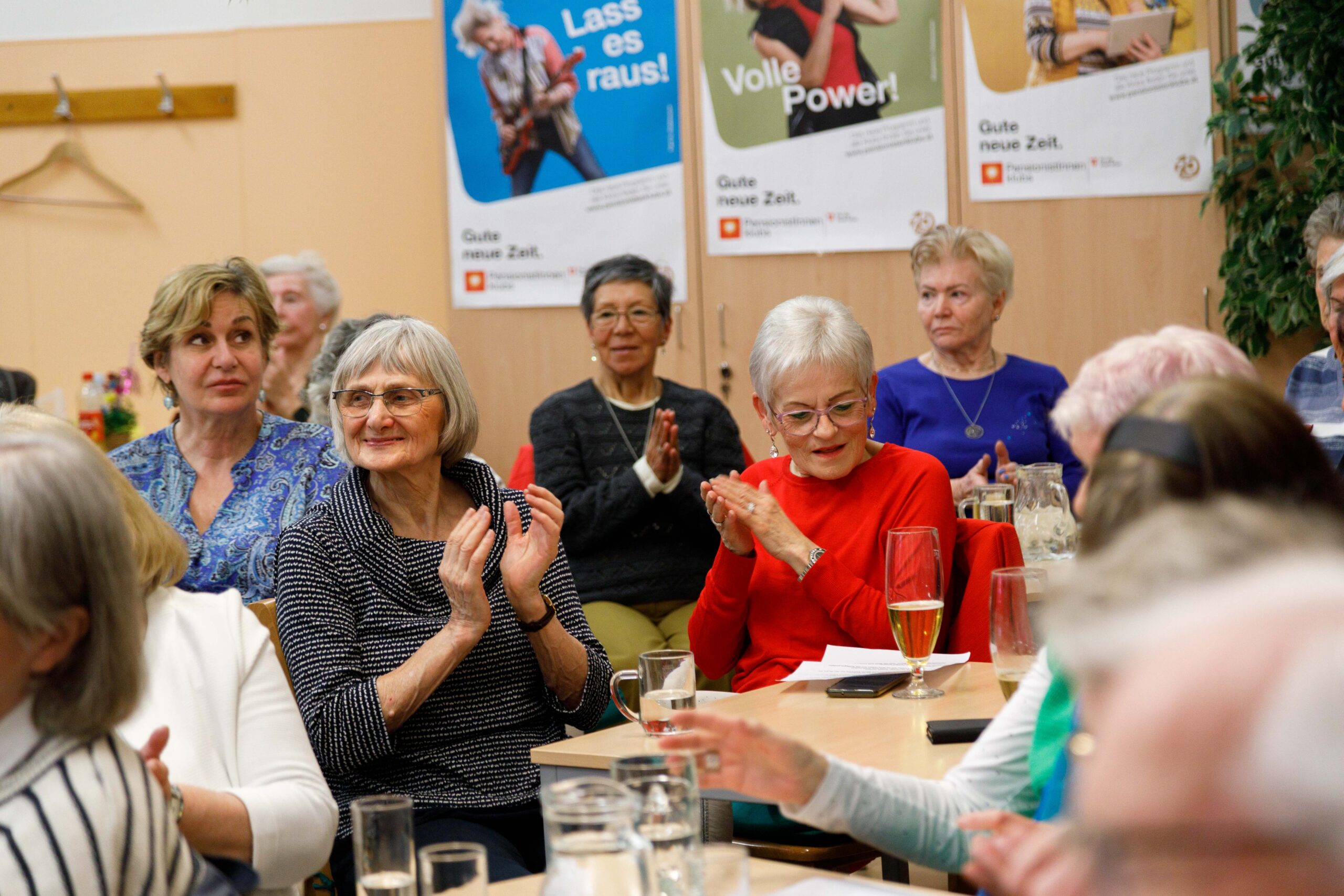 Österreichischer Vorlesetag: Prominente lesen für Senior*innen