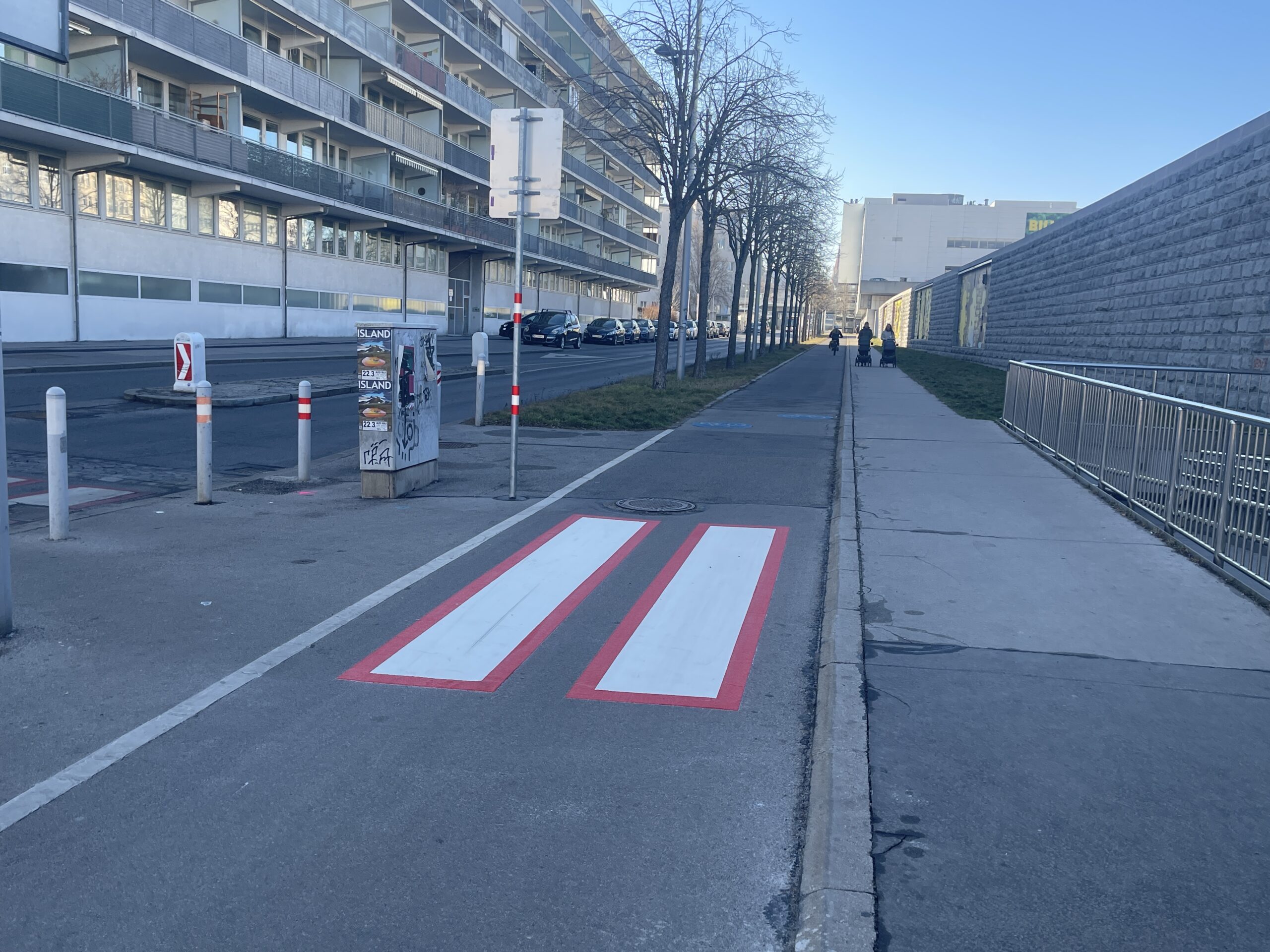 Erstmals im Bezirk: Zebrastreifen auf Radweg!
