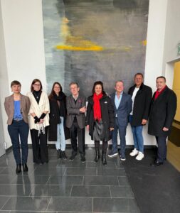 Kulturstadträtin Kaup-Hasler (M.) und Bezirksvorsteher Steinhart (2. v. r.) besuchten ein traditionsreichesFamilienunternehmen mit internationaler Ausrichtung: Kunsttrans in Simmering. © BV 11