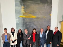 Kulturstadträtin Kaup-Hasler (M.) und Bezirksvorsteher Steinhart (2. v. r.) besuchten ein traditionsreichesFamilienunternehmen mit internationaler Ausrichtung: Kunsttrans in Simmering. © BV 11