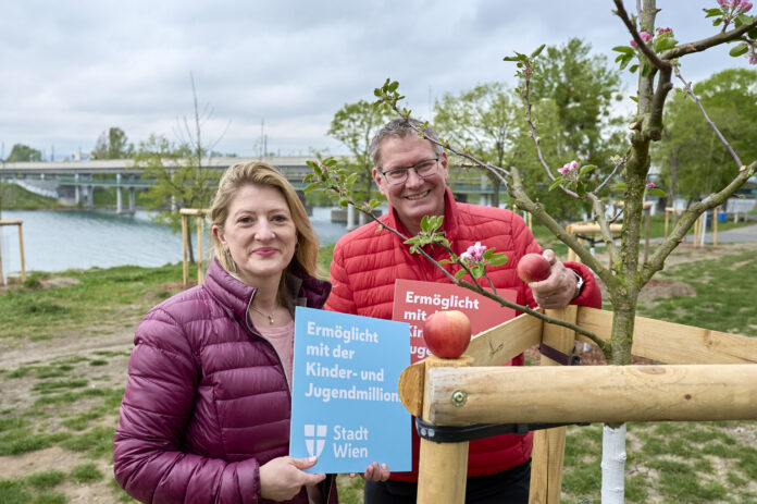 Vzbgmin. Emmerling - Apfelbaumallee und Schwimmkurse Siegerprojekten der zweiten Kinder- und Jugendmillion