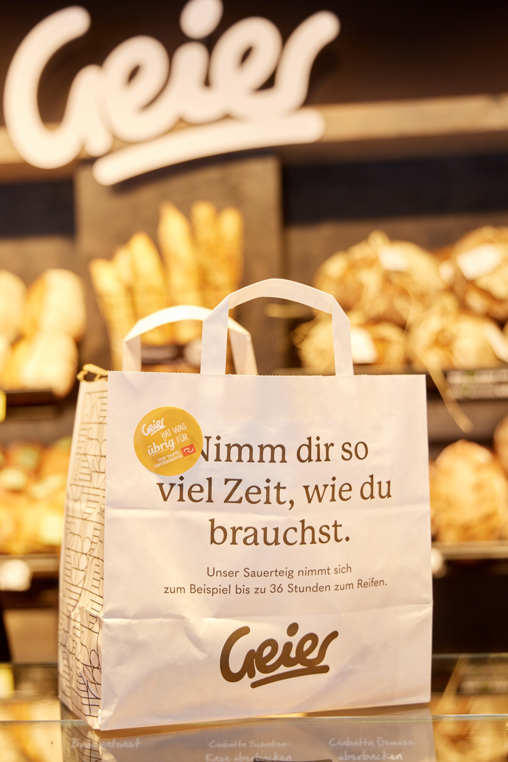 Mit dem Geier-Tafelsackerl Brot retten und Menschen helfen