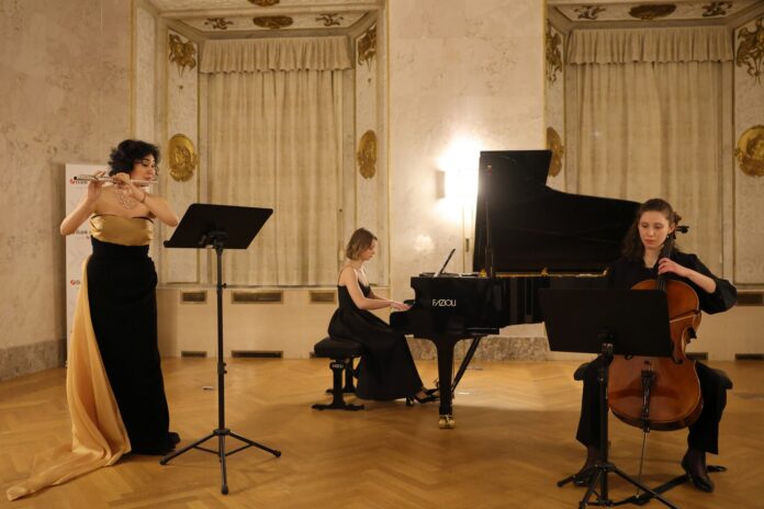 Trio Lumina III