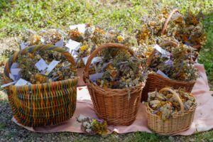 Körbe mit getrockneten Kräutern