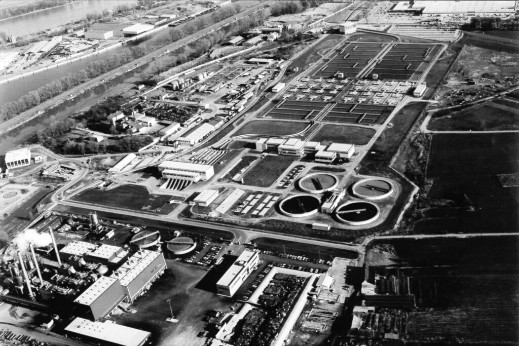 Die Kläranlage Wien in einer Luftaufnahme aus den Jahr 1980