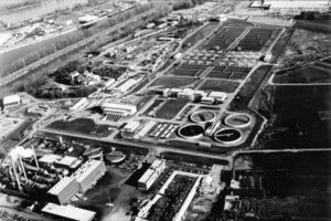 Die Kläranlage Wien in einer Luftaufnahme aus den Jahr 1980