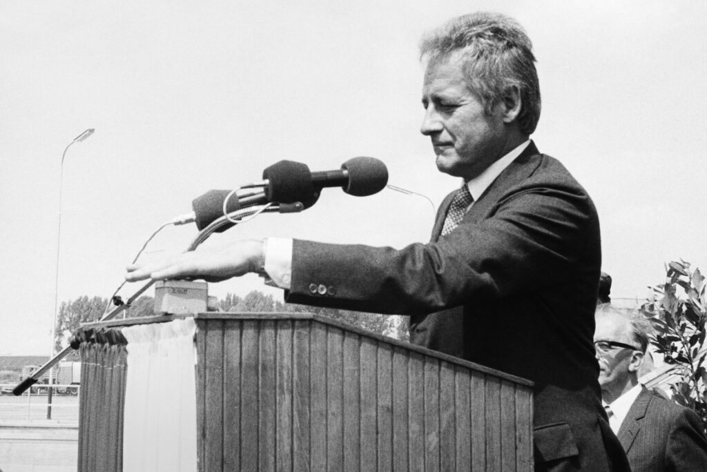 Sauberes Wasser für Wien: Der damalige Wiener Bürgermeister Leopold Gratz bei der Eröffnungsrede zur Kläranlage Wien 1980