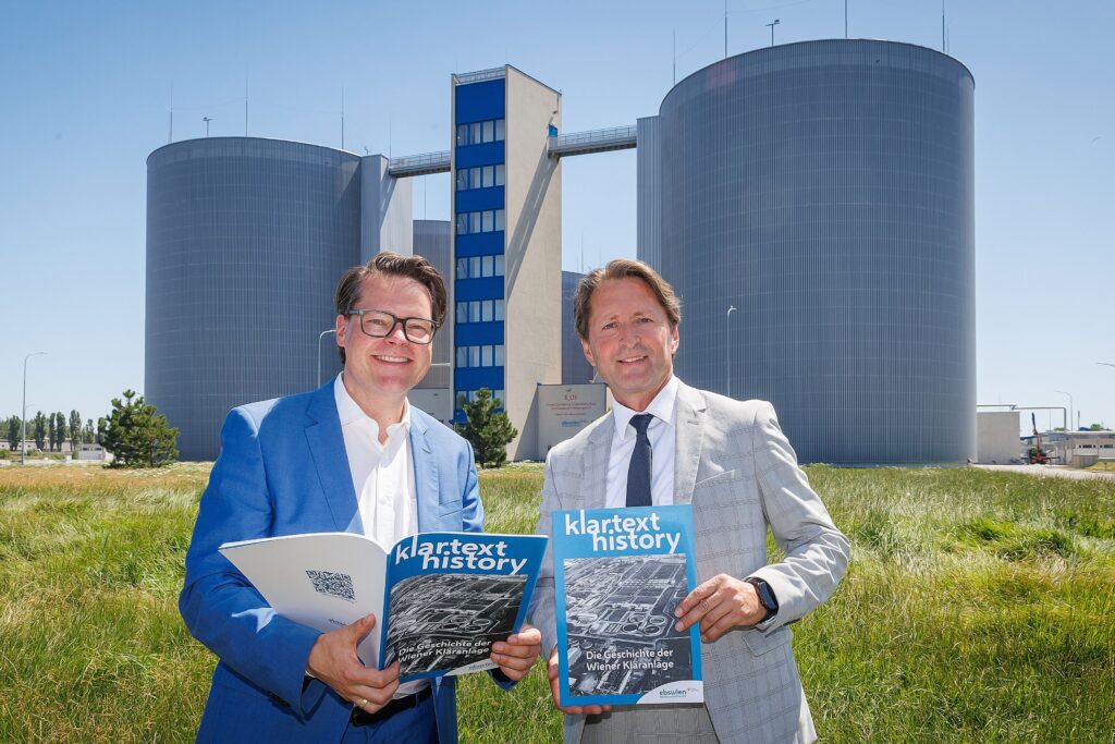 Stadtrat Jürgen Czernohorszky und Direktor Günther Schmalzer vor den ebswien-Türmen