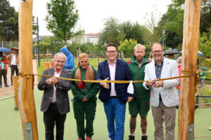 Eröffnung der Parkanlage "Auf der Schmelz" durch StR Jürgen Czernohorszky und BV Dietmar Baurecht (Bild: Stadt Wien/Votava).