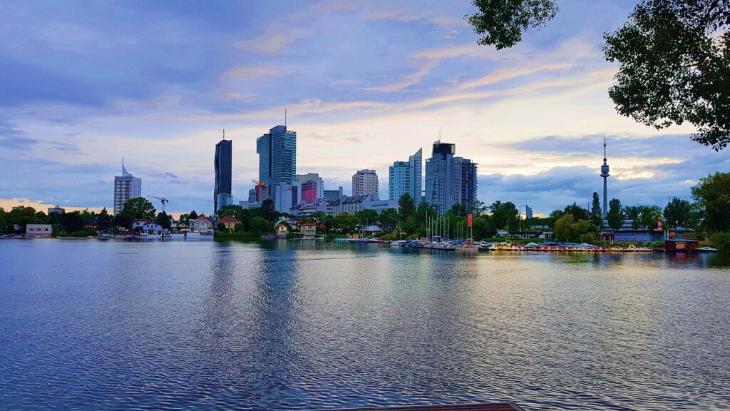 Alte Donau, Blick Richtung Donau City © freakedenough/free use, commons.wikimedia.org