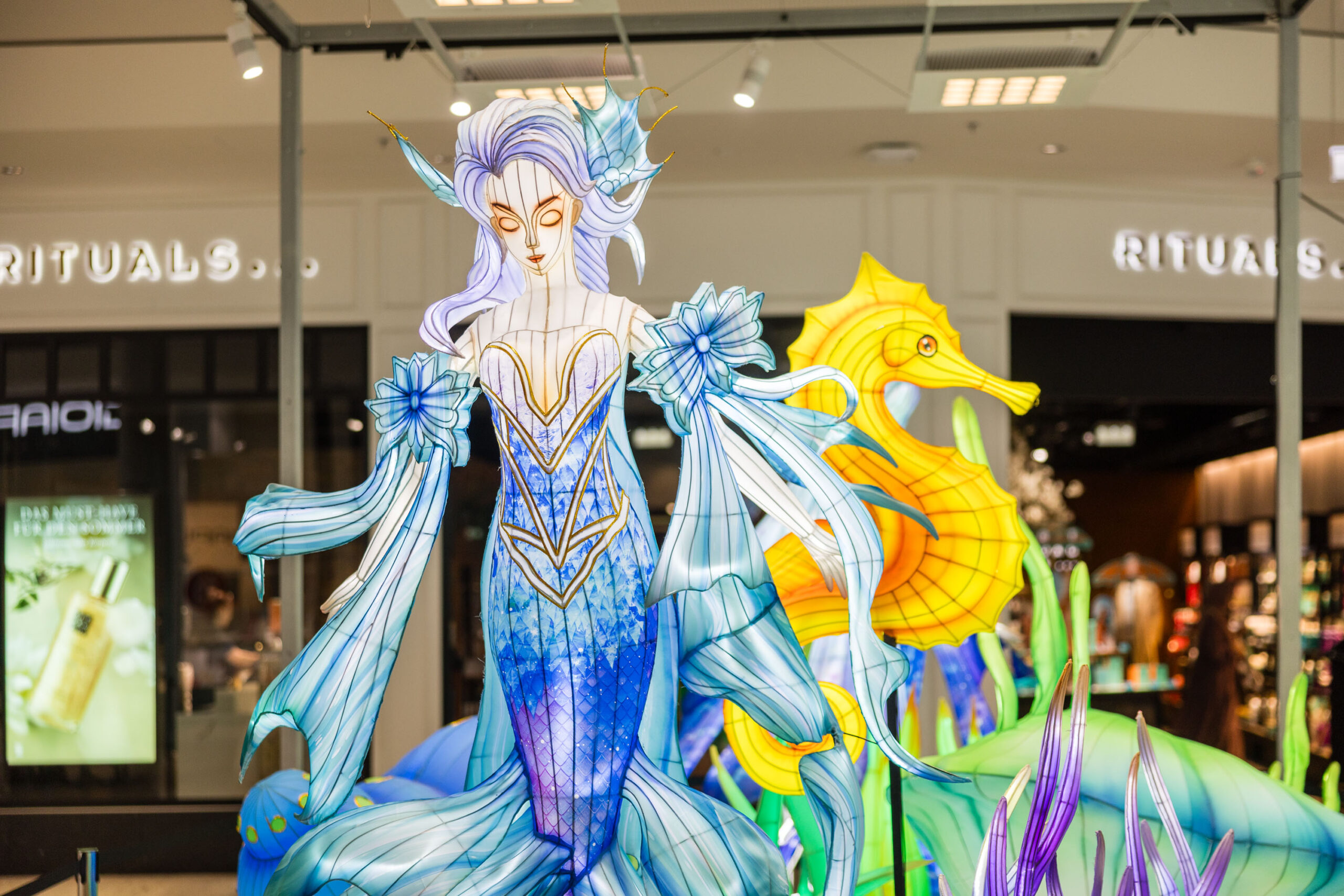 HUMA ELEVEN: Ausstellung zu Meerjungfrauen verzaubert