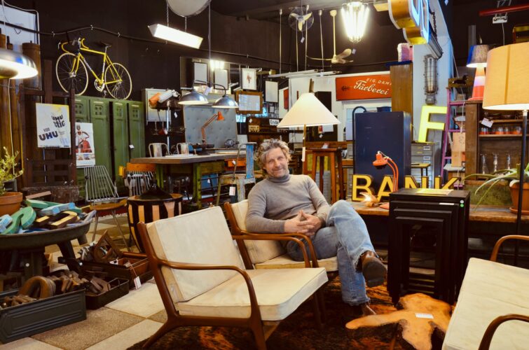 Christian Prochazka hat seine Leidenschaft für Vintage-Möbel mit Industrial-Charme zum Beruf gemacht.