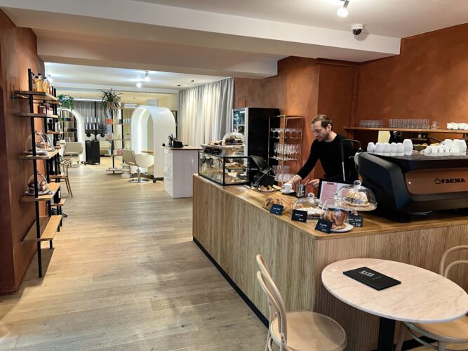 "Gustav Emil Paula Paula" Friseur und Café in einem.