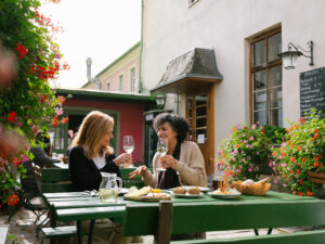 Beim Traditionsheurigen Kierlinger in Nußdorf gibt es köstlichde Schmankerl und ausgezeichnete Weine.