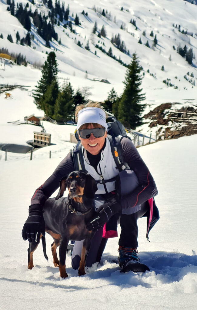 Bild nur mit Zustimmung der PVÖ-Zentrale und Bewerbung von UG – Unsere Generation uund PVÖ-Mitgliedschaft verwendbar. Annemarie Moser-Pröll auf Skitour mit Hund.