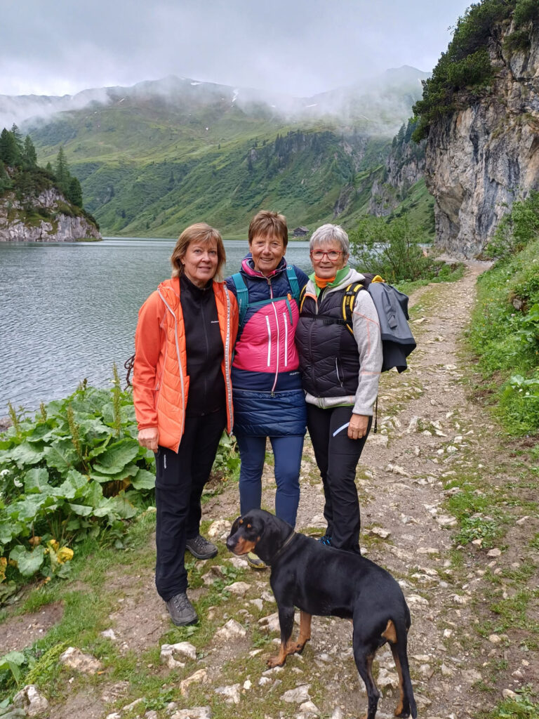 Bild nur mit Zustimmung der PVÖ-Zentrale und Bewerbung von UG – Unsere Generation uund PVÖ-Mitgliedschaft verwendbar. Annemarie Moser-Pröll mit Freunden und Hund beim Wandern.
