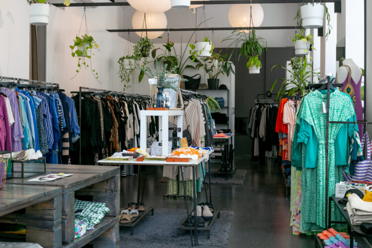 Bei "Luv" shoppt man angesagte Looks im Scandi-Style.