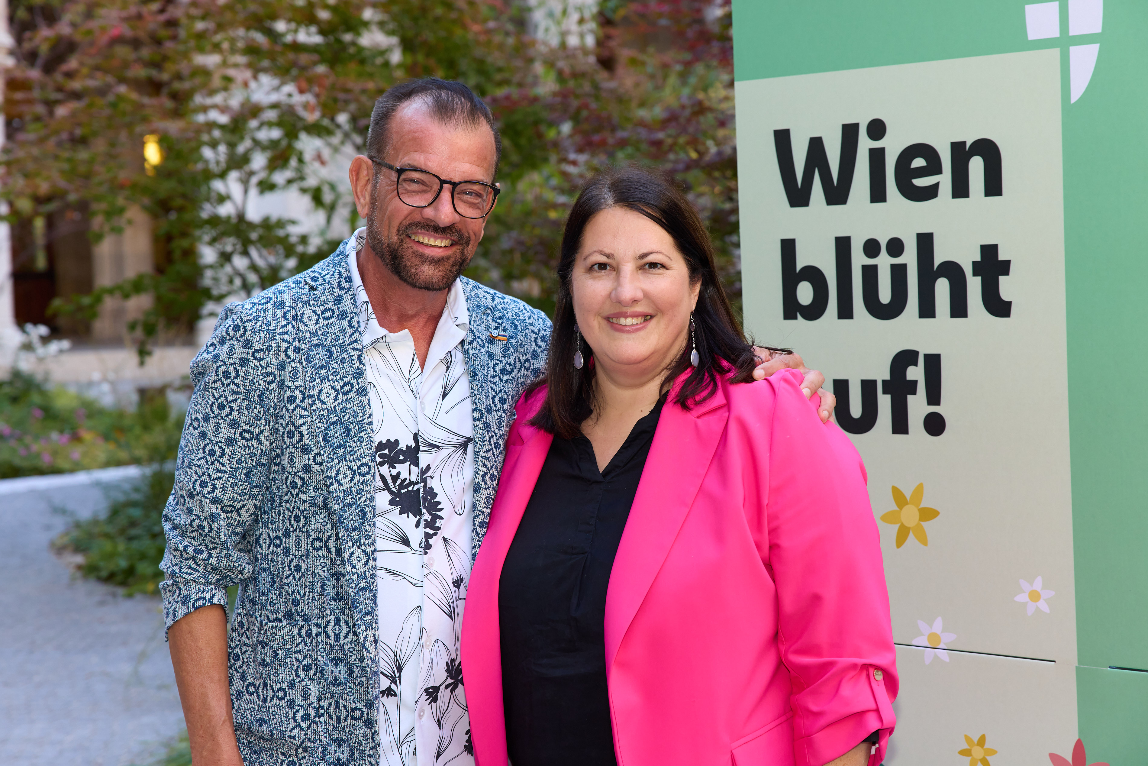  Kathrin Gaál mit Biogärtner Karl Ploberger, der die eingesendeten Grünoasen unter die Lupe nimmt © Schedl