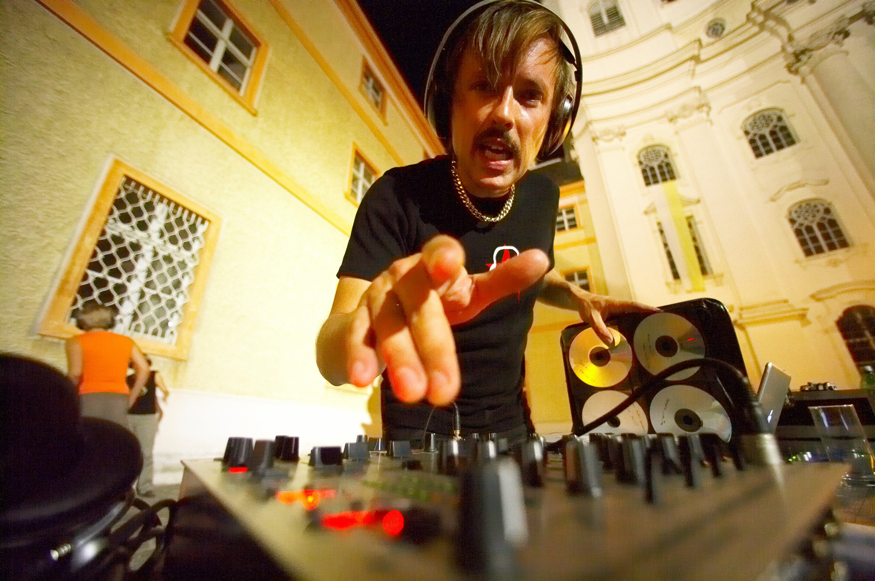 „Sound of Silence“ erklingt unhörbar vor der VHS Meidling