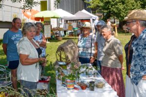 Verkaufsstand mit Personen eim Kräuterfest im Nationalpark Thayatal