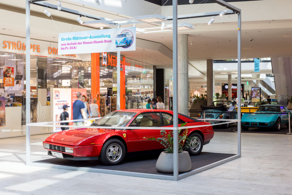 Ein wahres Schmuckstück der Ausstellung: ein Ferrari Mondial mit Klappscheinwerfern - das lässt den Puls höherschlagen. © Robert Fritz
