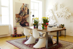 Die Wohnung von Künstler Franz-Josef Baur ist auch zugleich sein creative space. 